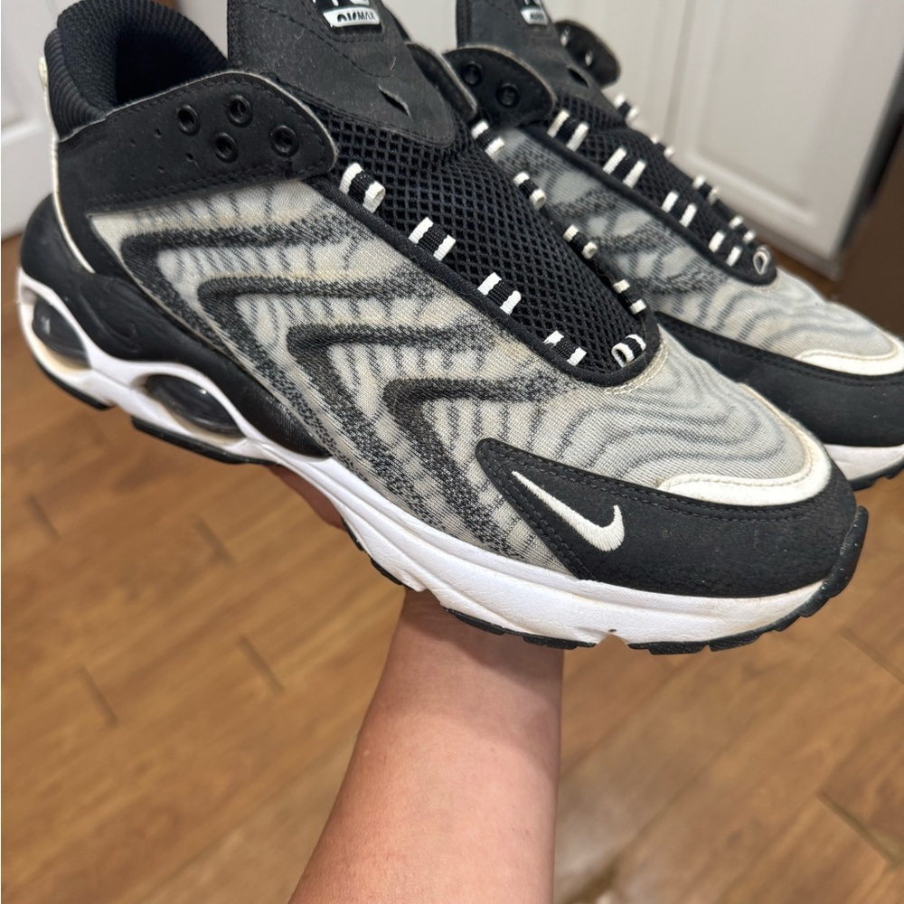 Nike Black and White Sneakers with Cushioned Midsole